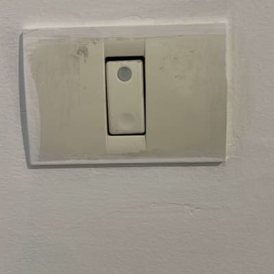 מתג חשמל על קיר לבן