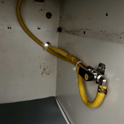 צינור גז צהוב מחובר לשסתום מתכת