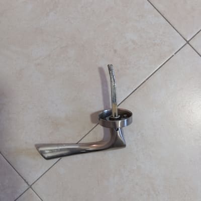 ידית דלת שבורה על רצפה