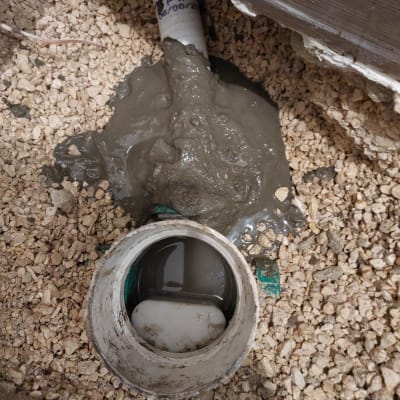 צינור ביוב עם בטון רטוב וסביבו חצץ
