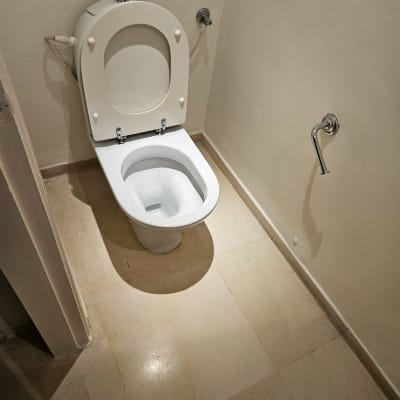 אסלה נקייה בחדר שירותים עם רצפה מבריקה