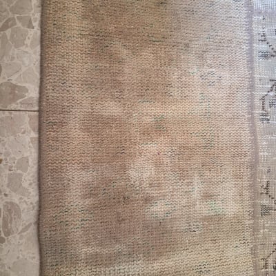 שטיח עם כתמים על רצפת אבן