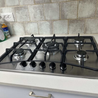 כיריים גז נירוסטה עם חמישה מבערים וכפתורי שליטה