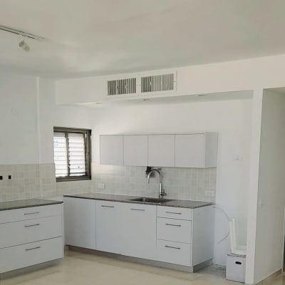 מטבח לבן ומודרני לאחר הרכבה והתקנה של ארונות מטבח