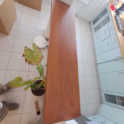 משטח עץ מלוטש על עמוד לבן