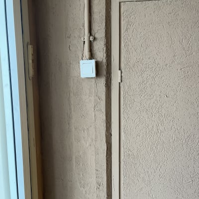 מתג חשמל על קיר עם צינור חשמל