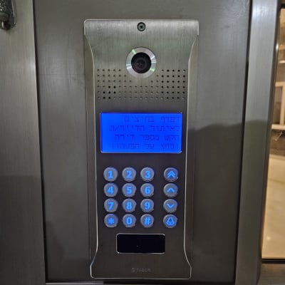 אינטרקום עם מצלמה ומקשים מוארים