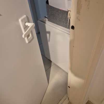 דלת פתוחה עם ידית לבנה ומסגרת דלת