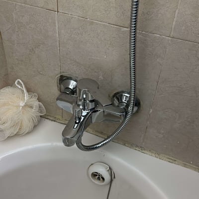 ברז אמבטיה עם צינור מקלחת מחובר