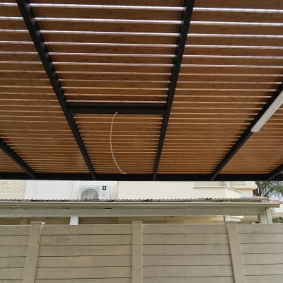 פרגולה מאלומיניום עם קורות עץ ותאורה