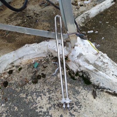 גוף חימום מונח על הקרקע ליד מתקן מתכת