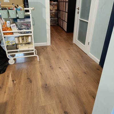 רצפת פרקט עץ חום במסדרון מואר