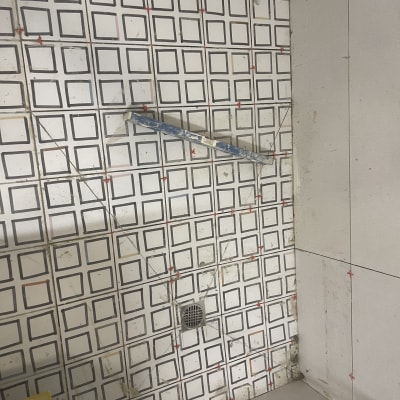 קיר עם אריחים מרובעים, פלס, רשת ניקוז