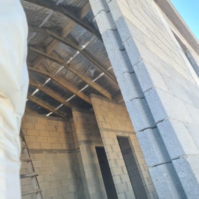 גג עם קורות עץ ובידוד מתכתי