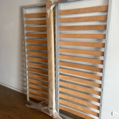 מסגרת מיטה ממתכת ועץ עטופה בניילון