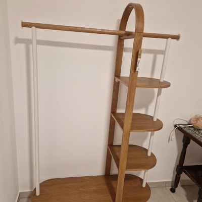 מתלה בגדים מעץ ומתכת עם מדפים