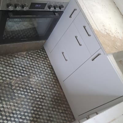 מטבח עם כיריים וארונות אפורים
