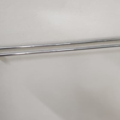 מתלה מגבות מתכת כפול מותקן על קיר