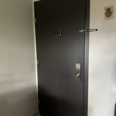 דלת שחורה עם מנעול ובריח מתכת