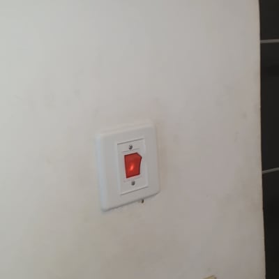 מתג חשמלי על קיר לבן