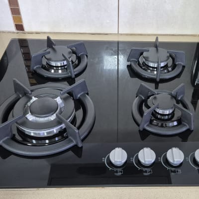 כיריים גז עם ארבעה מבערים וכפתורי שליטה