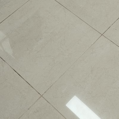 רצפה נקייה עם אריחים בהירים ומבריקים