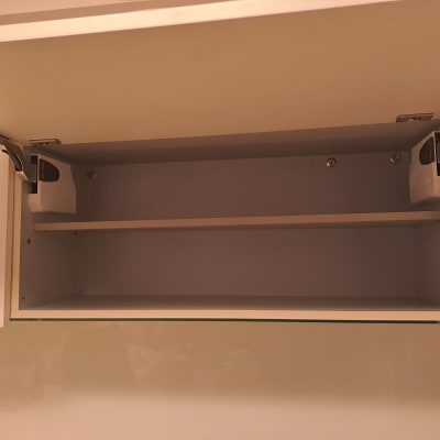 ארון מטבח פתוח עם מדף פנימי ומנגנון פתיחה