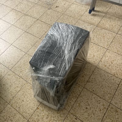 חפץ עטוף בניילון על רצפה מרוצפת