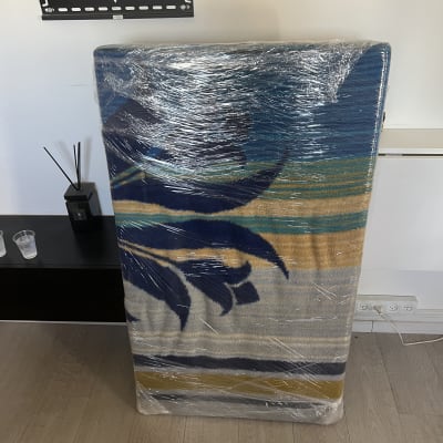 רהיט עטוף בניילון ליד קיר עם מתקן תלייה