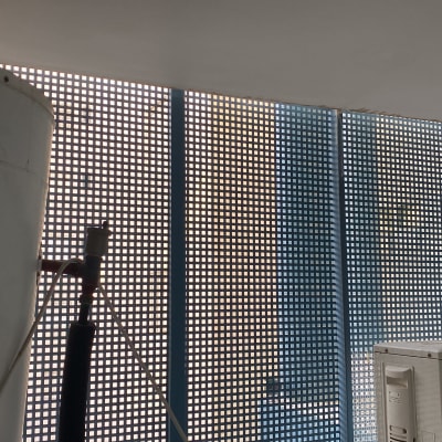 רשת מתכת על חלון למניעת כניסת יונים