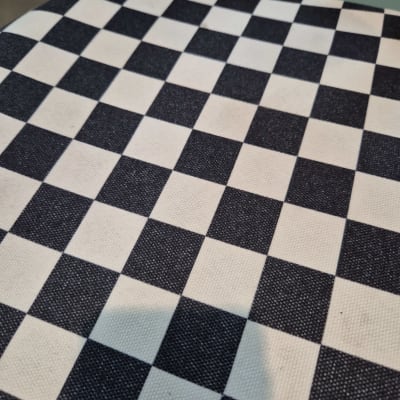 בד משובץ שחור ולבן על כיסא