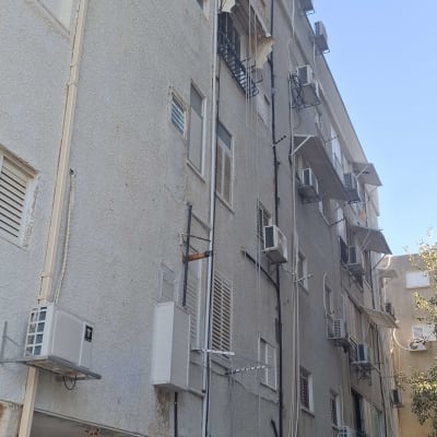 עובדים על בניין גבוה עם ציוד בטיחות