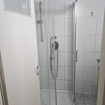 מקלחון זכוכית עם דלתות הזזה וברז מקלחת כסוף