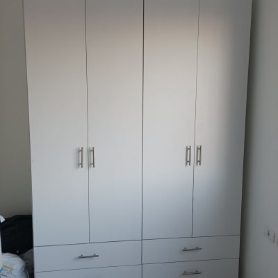 ארון בגדים לבן עם ידיות מתכת