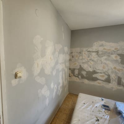 קיר עם תיקוני שפכטל לפני צביעה בחדר