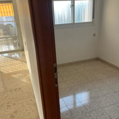 חדר ריק עם רצפה נקייה ותריסים מוגפים