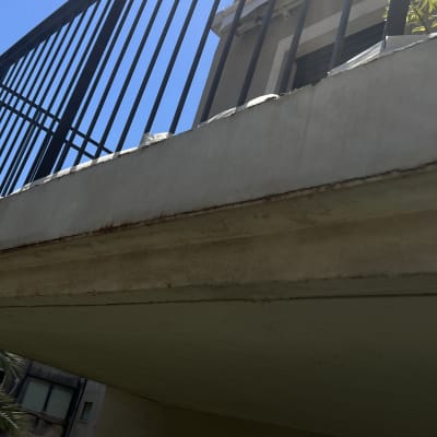 מרפסת עם מעקה מתכת בשמש