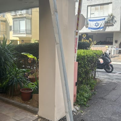 מרזב מתכת מחובר לגג בניין