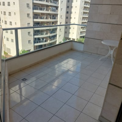 מרפסת עם רצפה נקייה ומבריקה