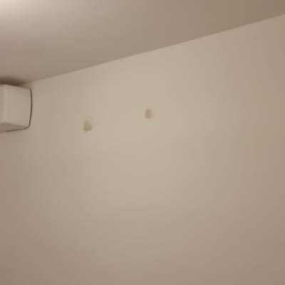 קיר עם סימני תיקון ושקע חשמלי