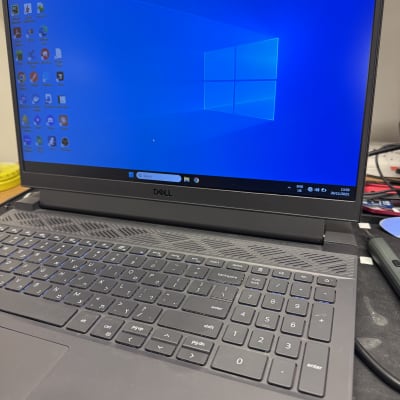 מחשב נייד דל עם מסך פתוח על שולחן עבודה