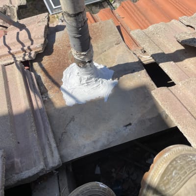 תיקון גג עם צינור ואיטום לבן סביבו