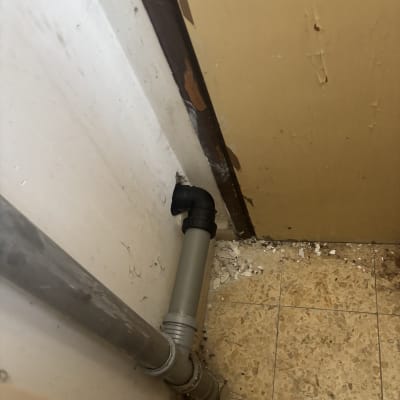 צינור פלסטיק מותקן בפינת חדר עם קיר ורצפה