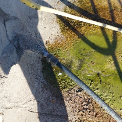 צינורות על גג עם כתמי ירוקת