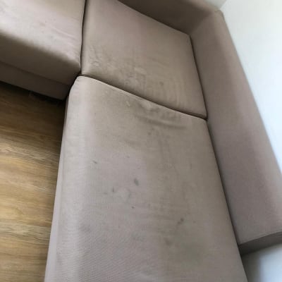 ספה עם כתמים לפני ניקוי