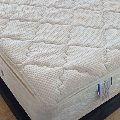 מזרן לבן על בסיס מיטה בחדר שינה