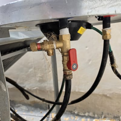 חיבורים וצינורות במערכת חימום סולארית