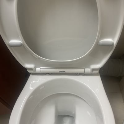 אסלה פתוחה עם מכסה לבן