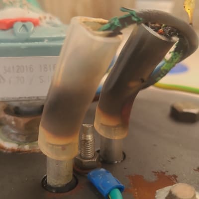 חוטים מחוברים לדוד שמש עם בידוד פלסטי