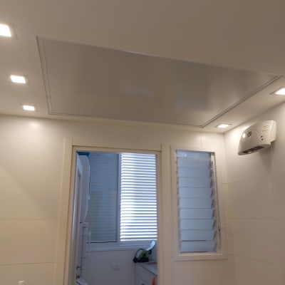 תקרת גבס עם תאורה שקועה בחדר אמבטיה